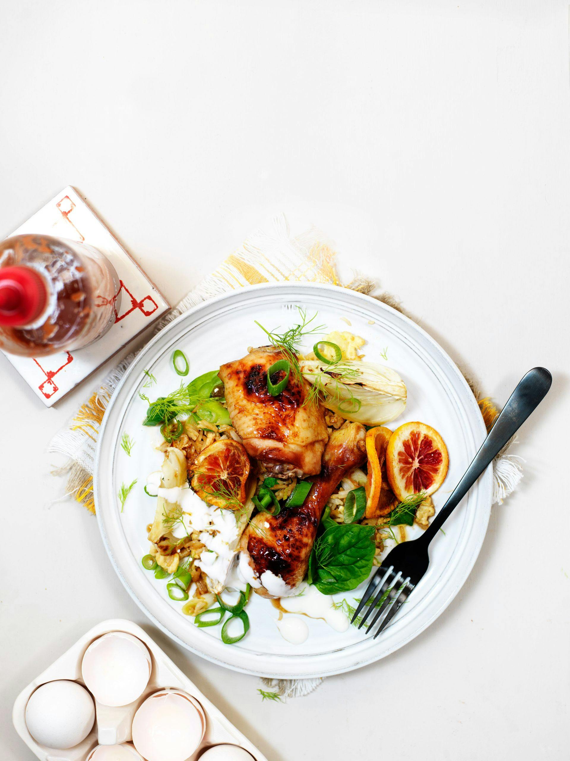 Kylling i søtsterk srirachasaus med stekt ris og sambal oelek